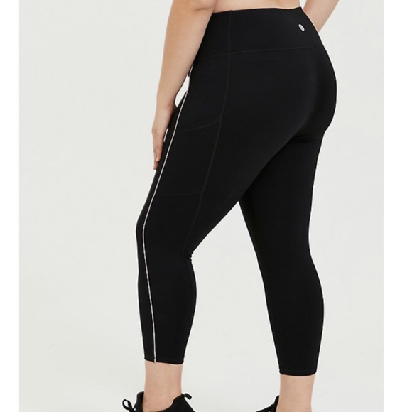 Torrid Lattice Front Crop Active Legging w/Pockets - Picture 2 of 13